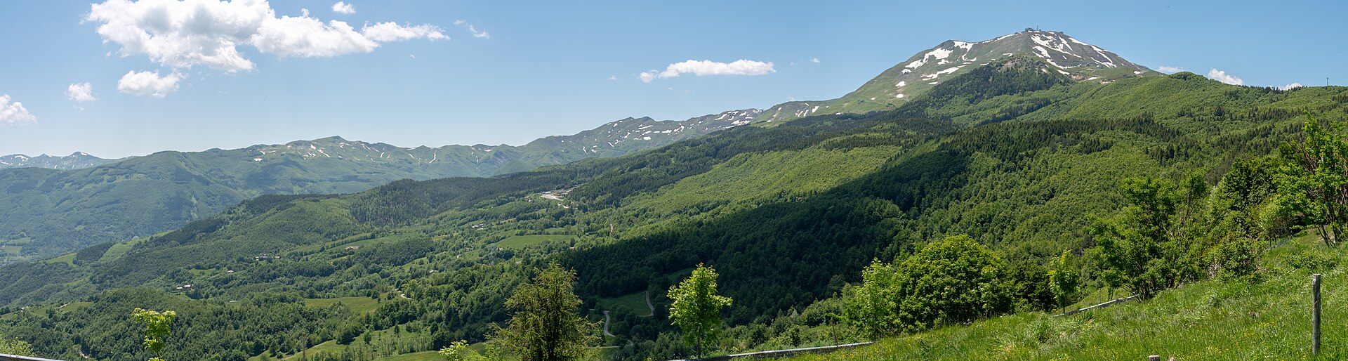 Il Monte Cimone con le ultime chiazze di neve, sopra le faggete e i prati dell'Appennino in primavera