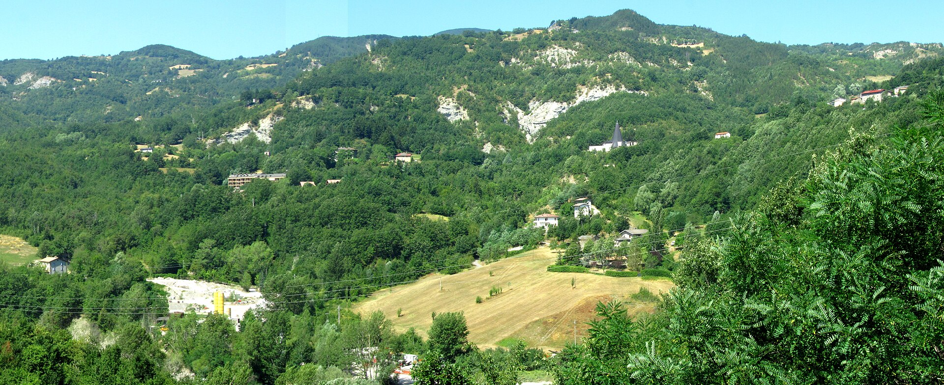 Colline boscose e prati del territorio di Riolunato con le frazioni di Cabonargi, Groppo e Roncombrellaro