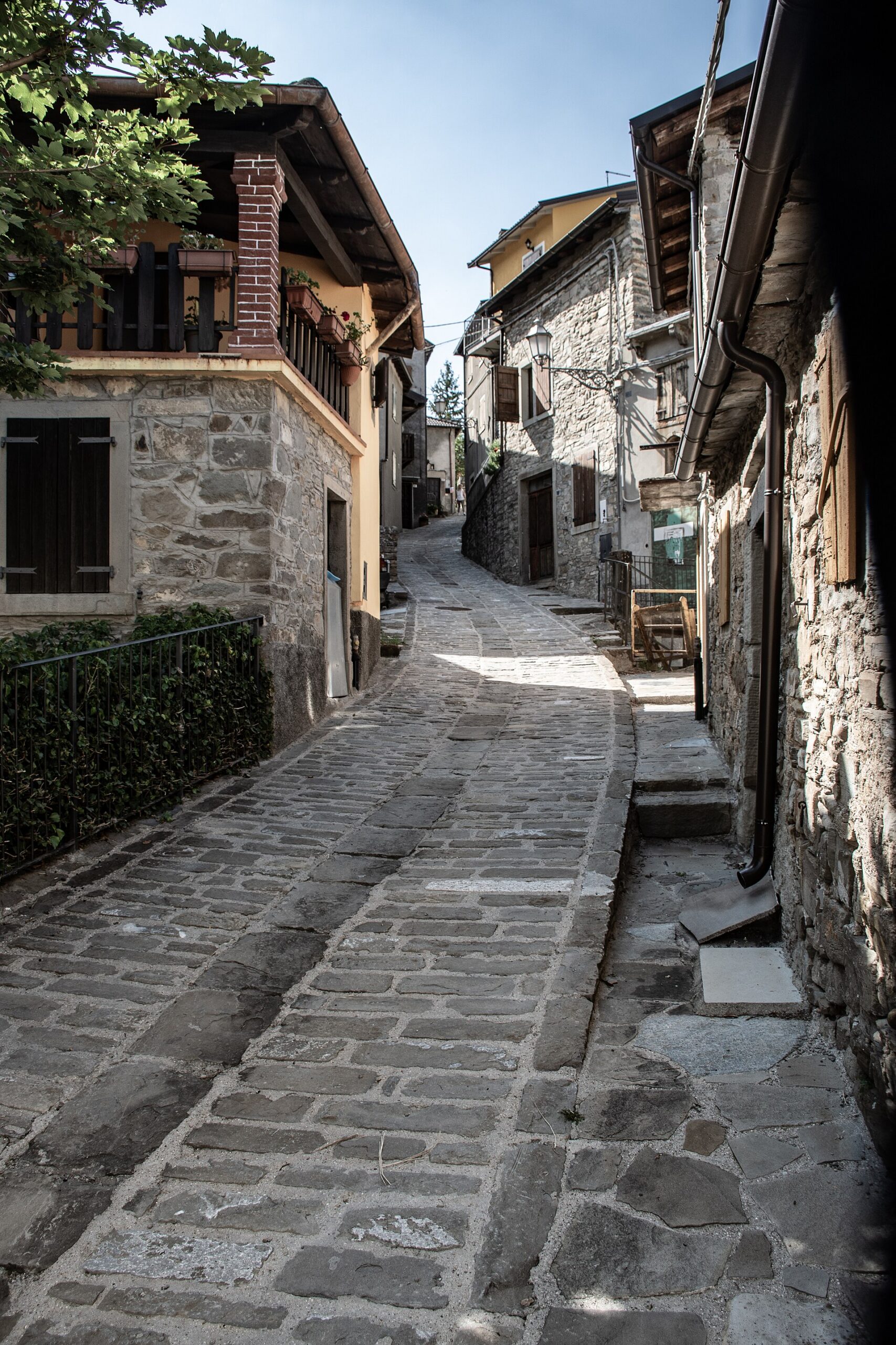 Una via lastricata in pietra tra le vecchie case di Montecreto